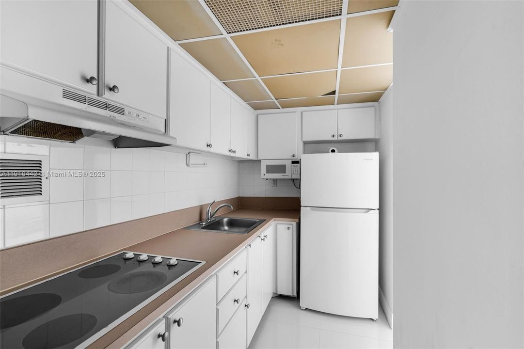 Active With Contract: $249,000 (0 beds, 1 baths, 680 Square Feet)