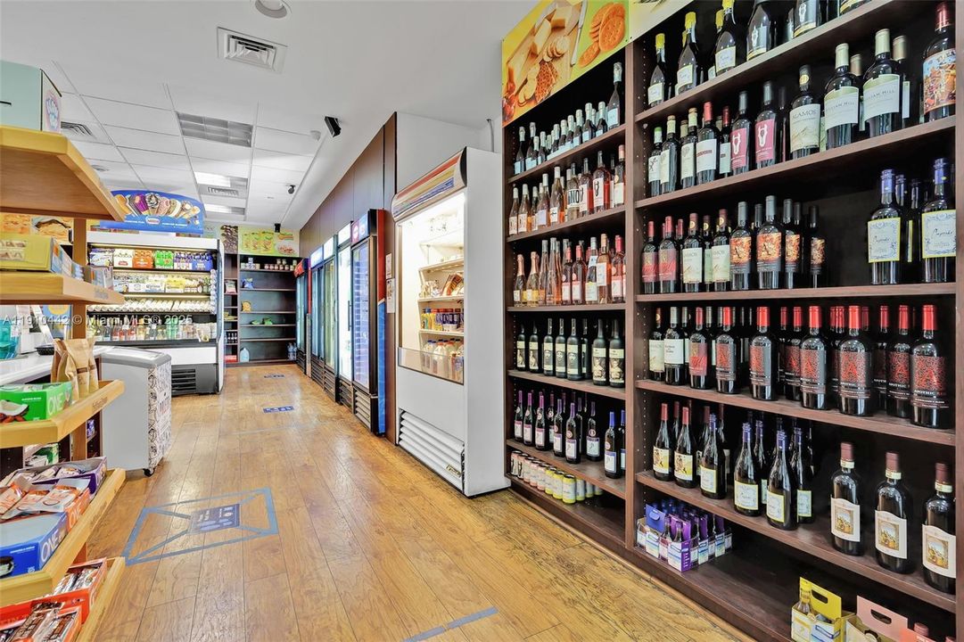 Active With Contract: $249,000 (0 beds, 1 baths, 680 Square Feet)