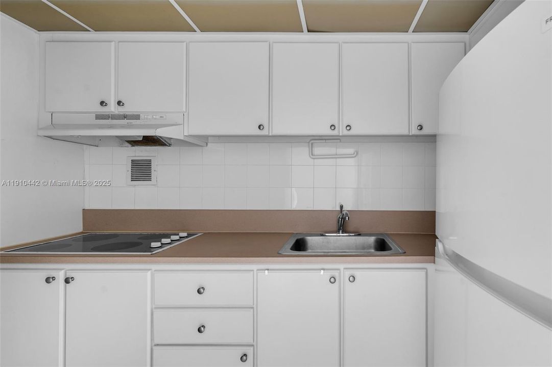 Active With Contract: $249,000 (0 beds, 1 baths, 680 Square Feet)