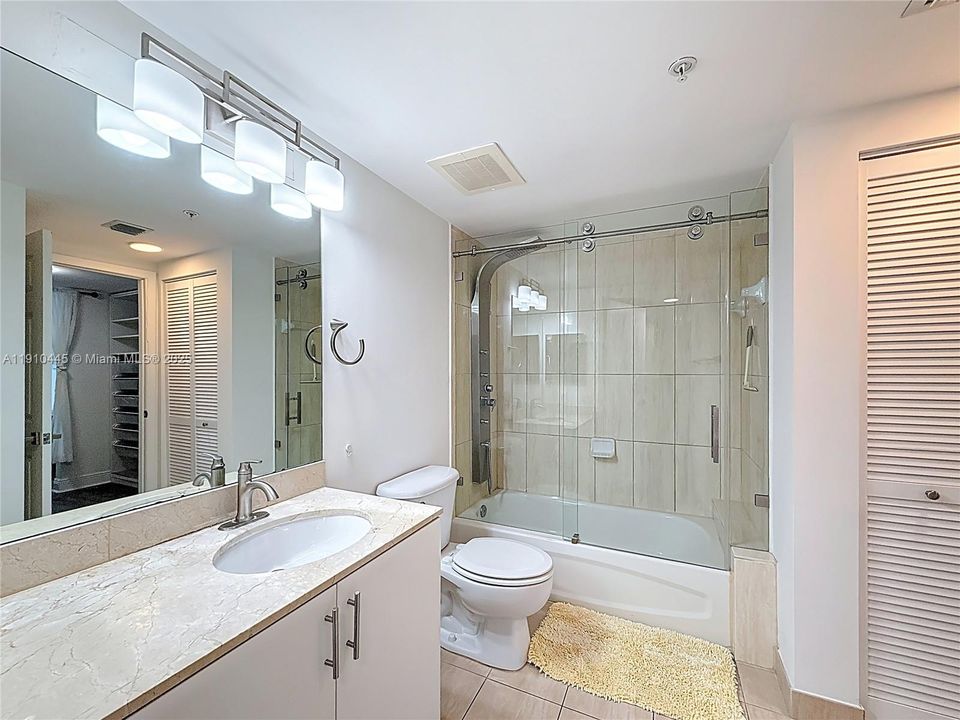 合同活跃: $350,000 (1 贝兹, 1 浴室, 791 平方英尺)