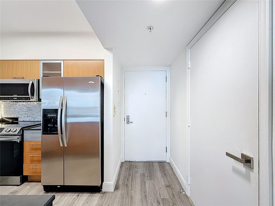 合同活跃: $350,000 (1 贝兹, 1 浴室, 791 平方英尺)