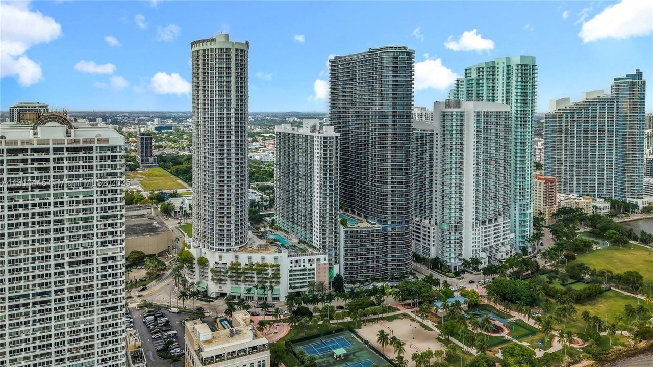 合同活跃: $350,000 (1 贝兹, 1 浴室, 791 平方英尺)