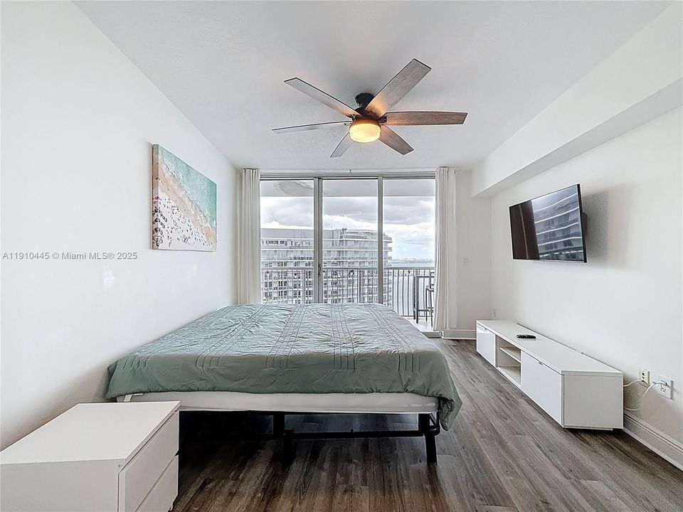 合同活跃: $350,000 (1 贝兹, 1 浴室, 791 平方英尺)