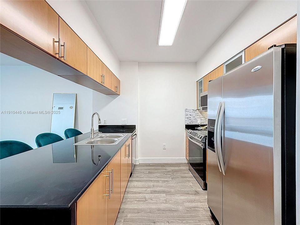 合同活跃: $350,000 (1 贝兹, 1 浴室, 791 平方英尺)