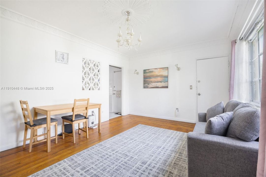 For Sale: $280,000 (1 beds, 1 baths, 780 Square Feet)