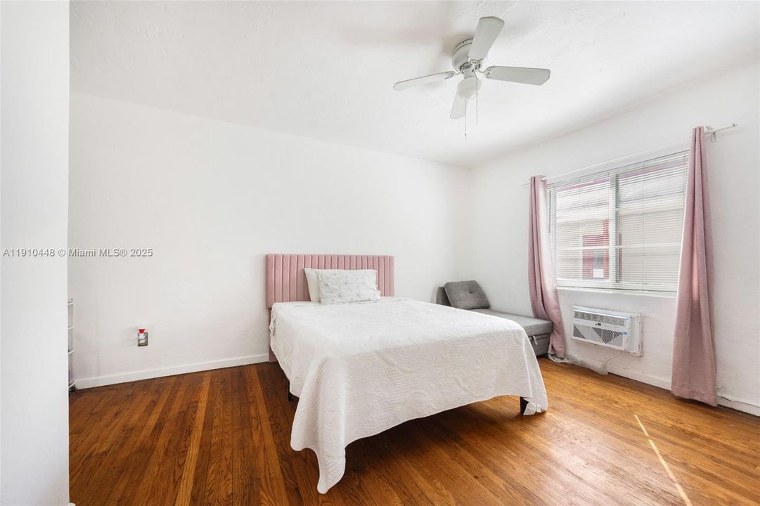 For Sale: $280,000 (1 beds, 1 baths, 780 Square Feet)