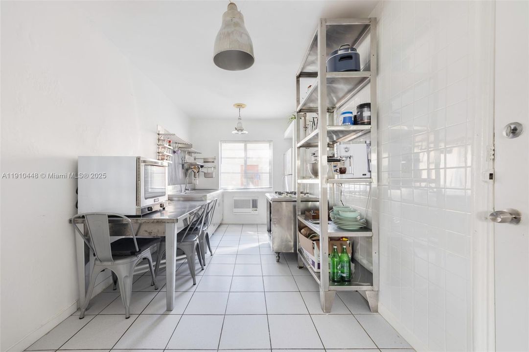 For Sale: $280,000 (1 beds, 1 baths, 780 Square Feet)