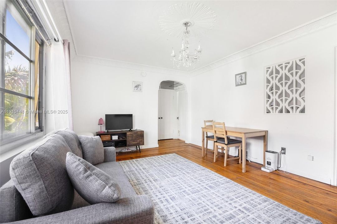 For Sale: $280,000 (1 beds, 1 baths, 780 Square Feet)