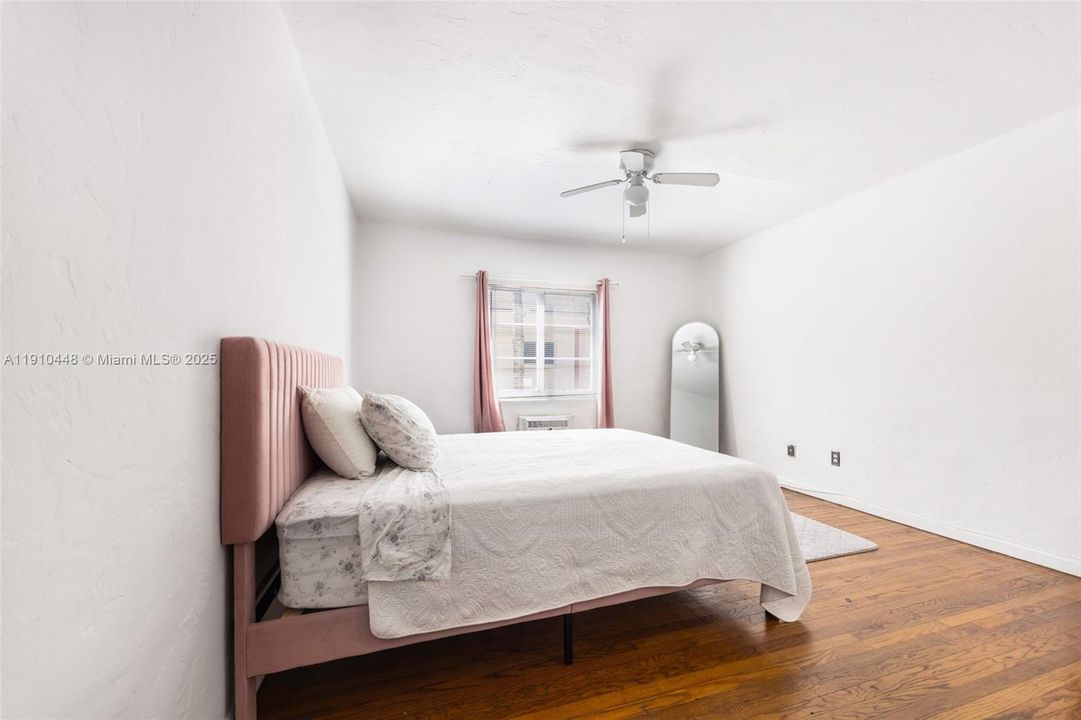 For Sale: $280,000 (1 beds, 1 baths, 780 Square Feet)