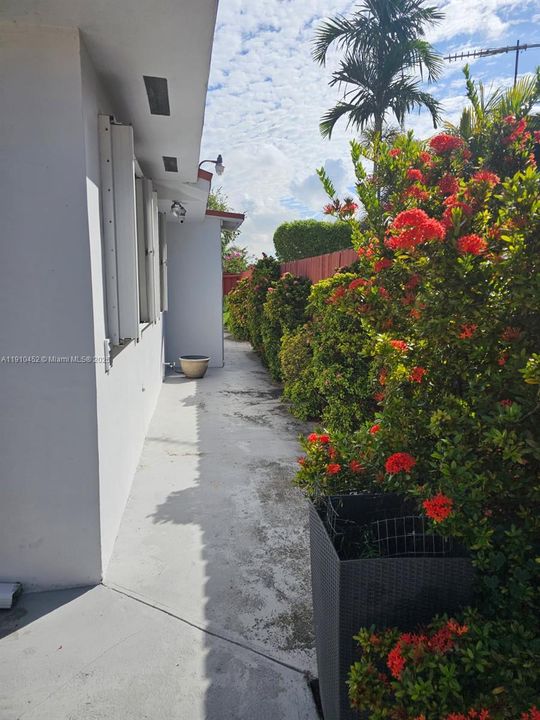 For Sale: $1,100,000 (4 beds, 2 baths, 2936 Square Feet)