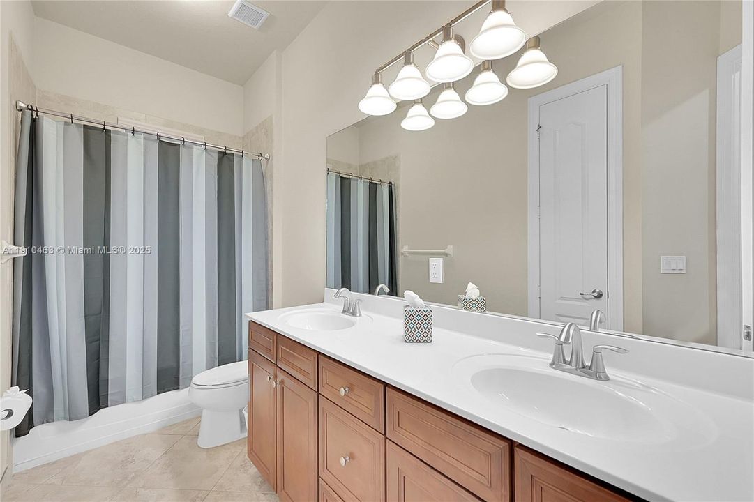 出租: $5,750 (4 贝兹, 3 浴室, 2972 平方英尺)