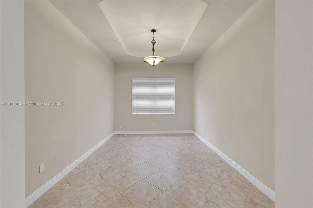 出租: $5,750 (4 贝兹, 3 浴室, 2972 平方英尺)