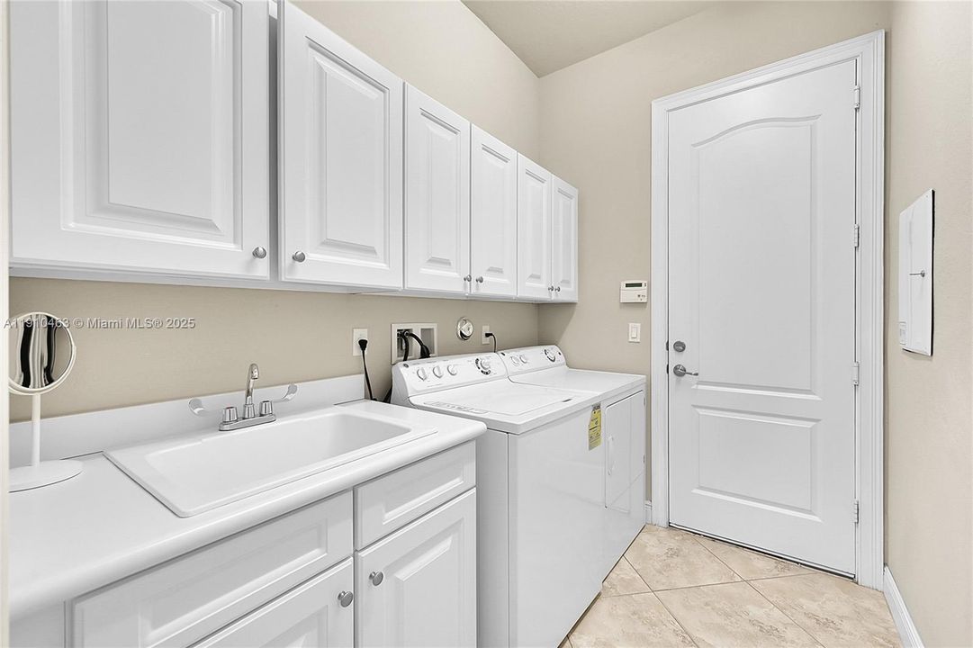 出租: $5,750 (4 贝兹, 3 浴室, 2972 平方英尺)