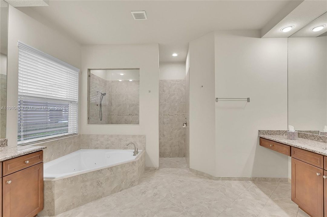 出租: $5,750 (4 贝兹, 3 浴室, 2972 平方英尺)