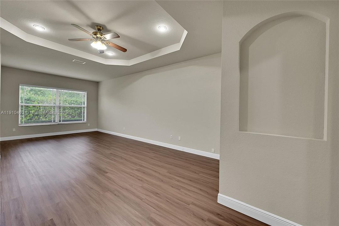 出租: $5,750 (4 贝兹, 3 浴室, 2972 平方英尺)