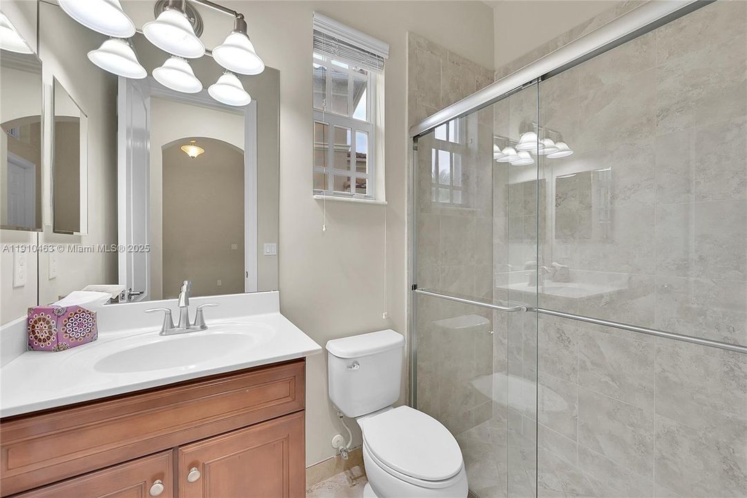 出租: $5,750 (4 贝兹, 3 浴室, 2972 平方英尺)