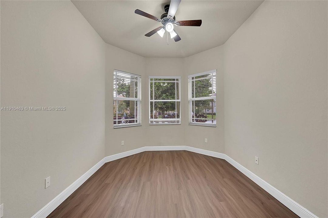 出租: $5,750 (4 贝兹, 3 浴室, 2972 平方英尺)