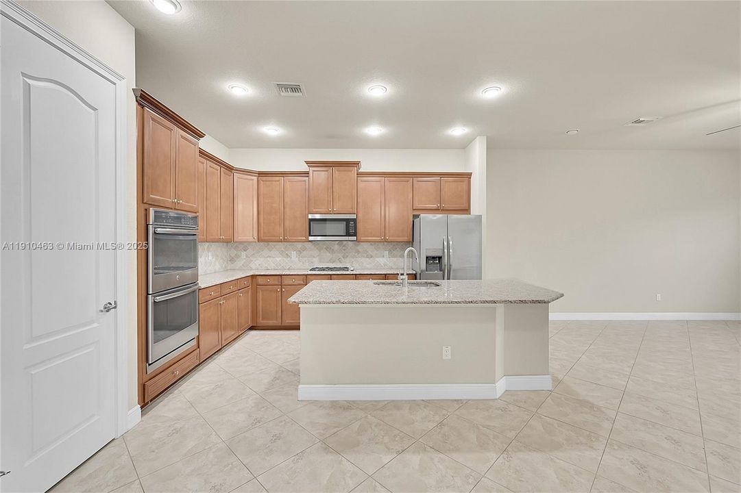 出租: $5,750 (4 贝兹, 3 浴室, 2972 平方英尺)