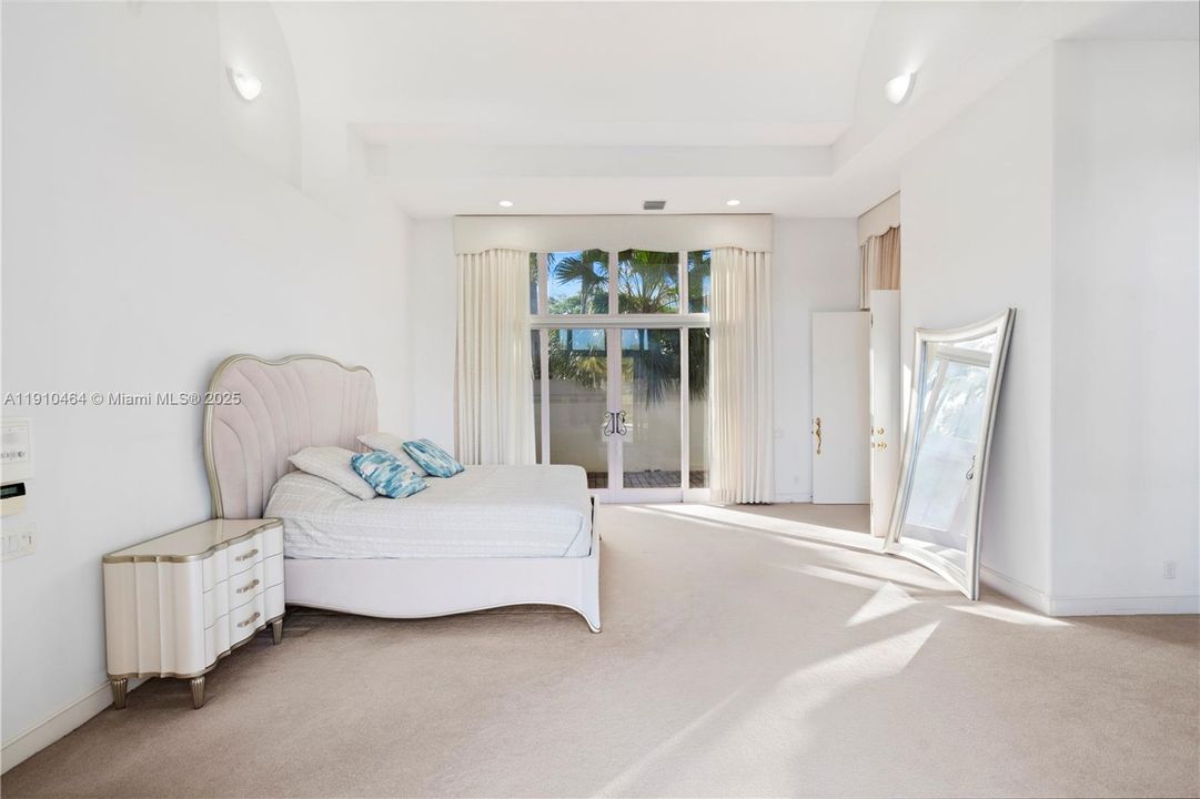 For Sale: $3,450,000 (4 beds, 4 baths, 4700 Square Feet)