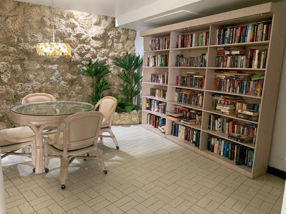 В аренду: $2,300 (1 спален, 1 ванн, 650 Квадратных фут)