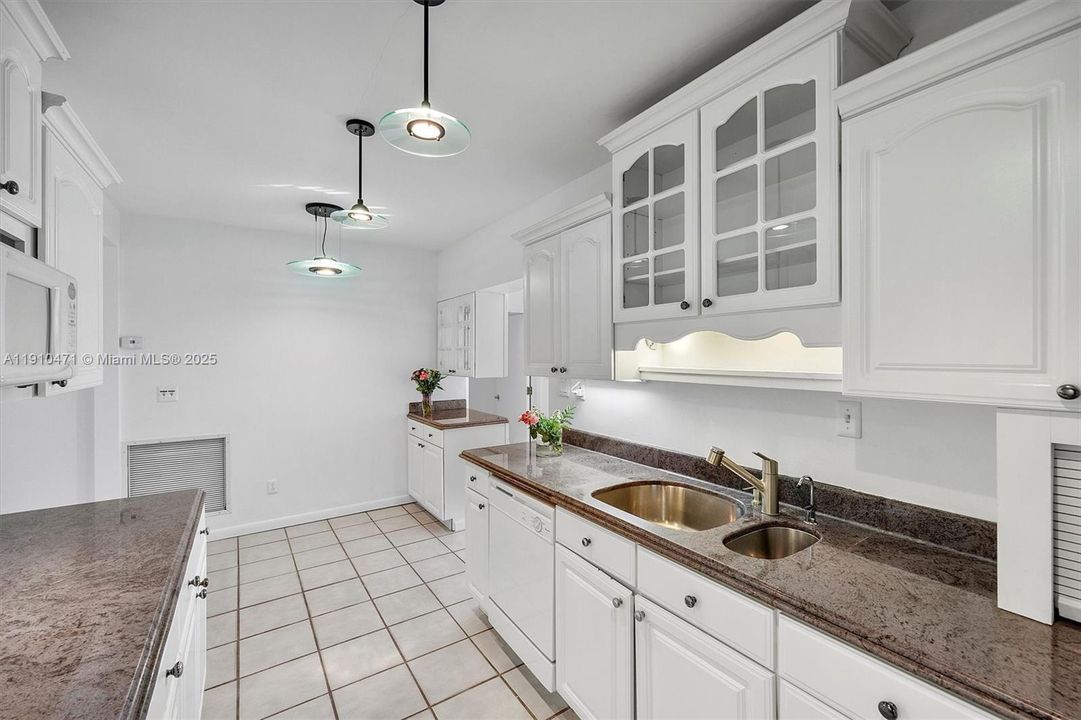 На продажу: $1,050,000 (3 спален, 2 ванн, 1696 Квадратных фут)