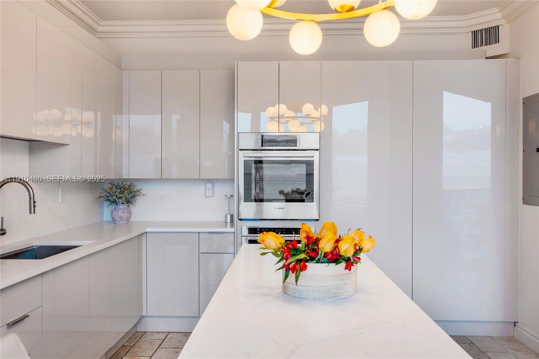 待售: $3,125,000 (2 贝兹, 2 浴室, 2040 平方英尺)