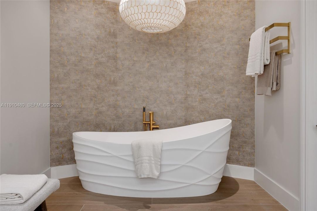 待售: $3,125,000 (2 贝兹, 2 浴室, 2040 平方英尺)