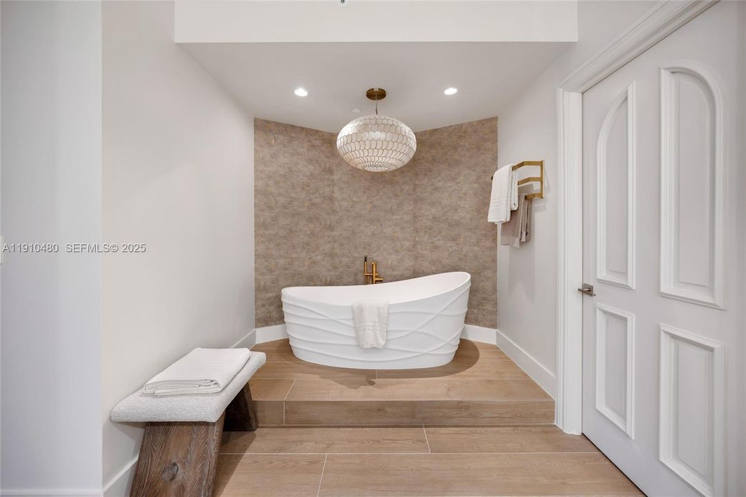 待售: $3,125,000 (2 贝兹, 2 浴室, 2040 平方英尺)