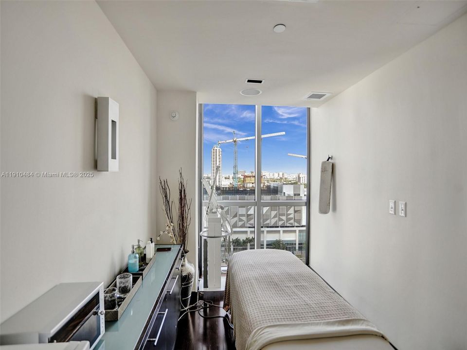 Active With Contract: $650,000 (1 beds, 2 baths, 1031 Square Feet)