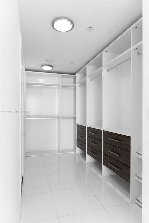 Active With Contract: $650,000 (1 beds, 2 baths, 1031 Square Feet)