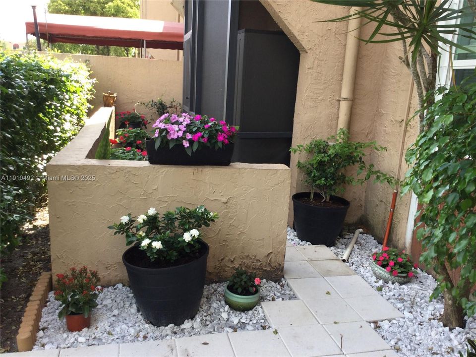 На продажу: $220,000 (2 спален, 2 ванн, 1160 Квадратных фут)