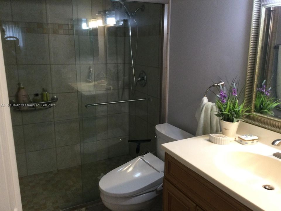 На продажу: $220,000 (2 спален, 2 ванн, 1160 Квадратных фут)