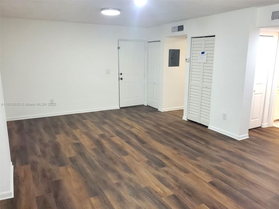 For Rent: $1,900 (1 beds, 1 baths, 760 Square Feet)