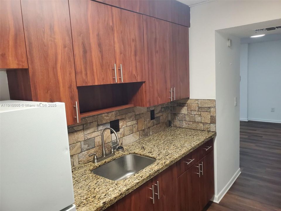 For Rent: $1,900 (1 beds, 1 baths, 760 Square Feet)