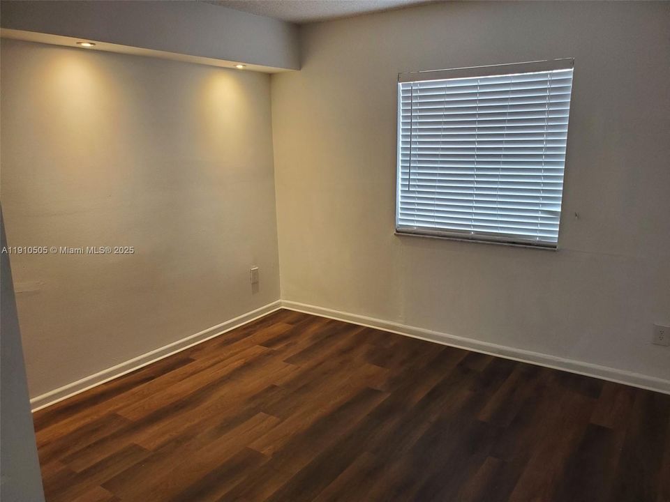 For Rent: $1,900 (1 beds, 1 baths, 760 Square Feet)