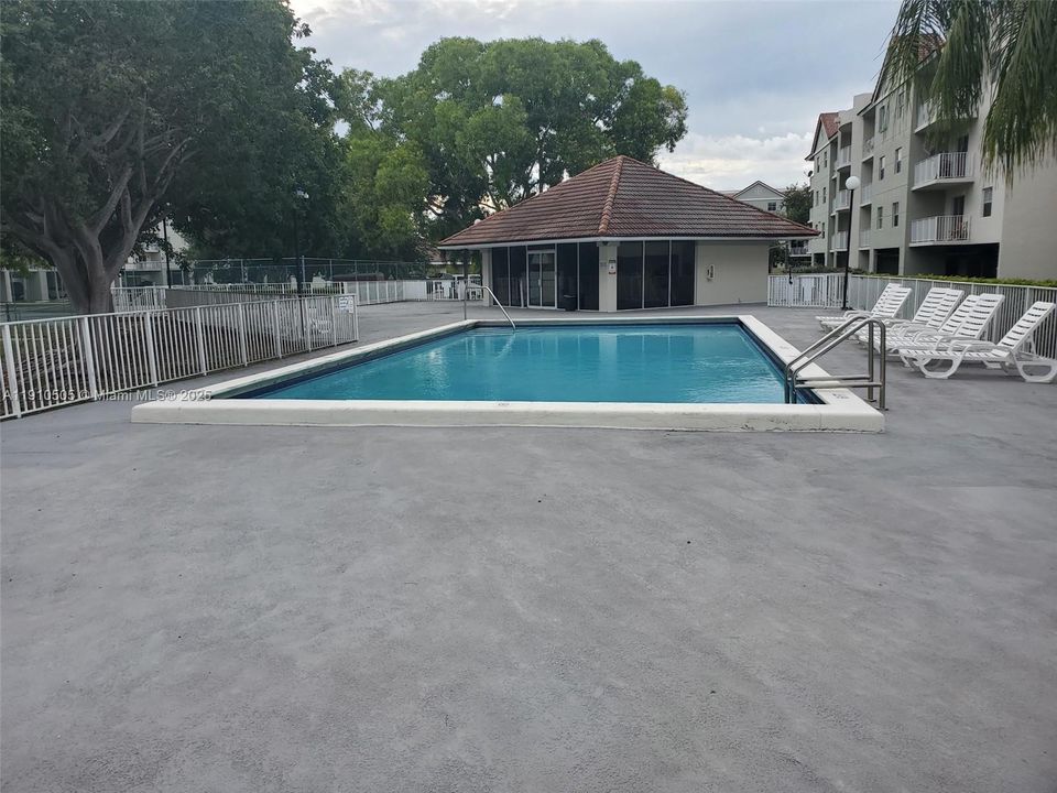 For Rent: $1,900 (1 beds, 1 baths, 760 Square Feet)