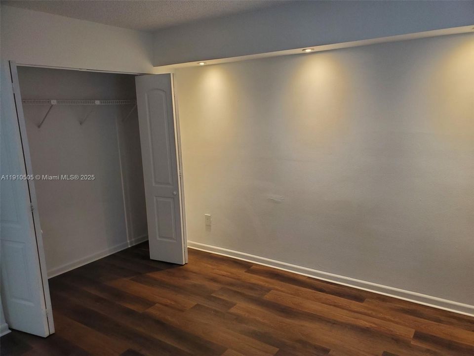 For Rent: $1,900 (1 beds, 1 baths, 760 Square Feet)