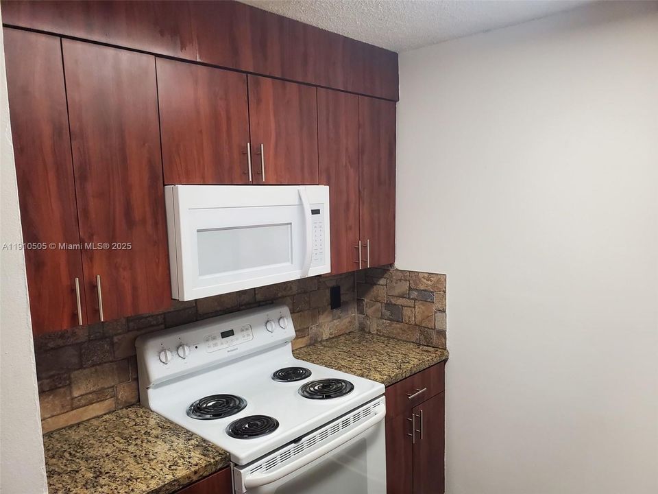 For Rent: $1,900 (1 beds, 1 baths, 760 Square Feet)
