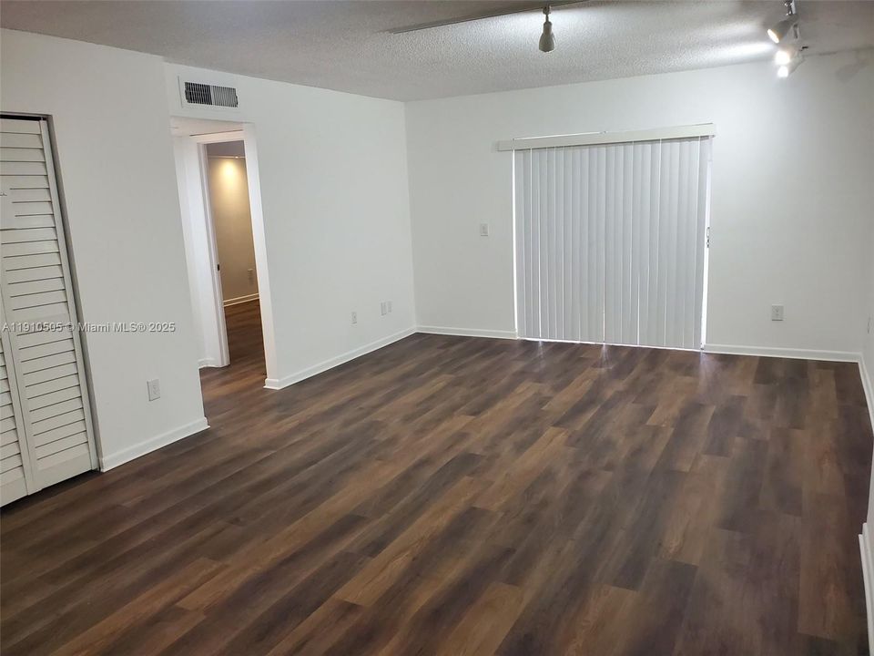 For Rent: $1,900 (1 beds, 1 baths, 760 Square Feet)