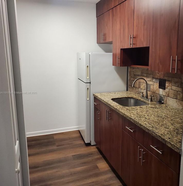 For Rent: $1,900 (1 beds, 1 baths, 760 Square Feet)