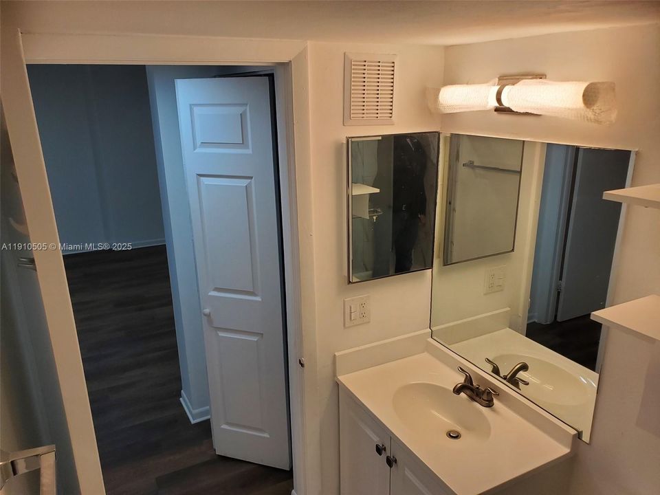 For Rent: $1,900 (1 beds, 1 baths, 760 Square Feet)