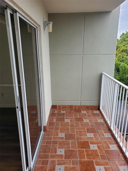 For Rent: $1,900 (1 beds, 1 baths, 760 Square Feet)