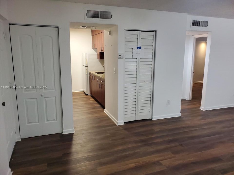 For Rent: $1,900 (1 beds, 1 baths, 760 Square Feet)