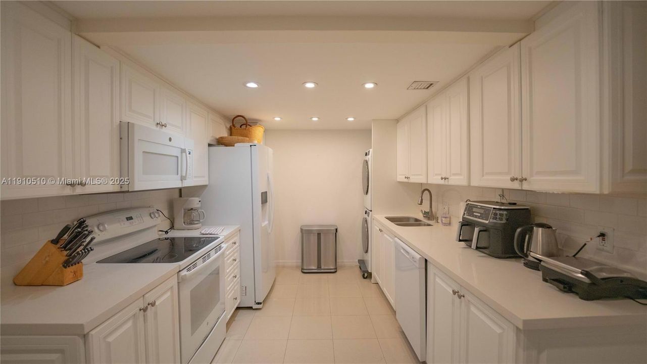 For Sale: $1,140,000 (2 beds, 2 baths, 1260 Square Feet)