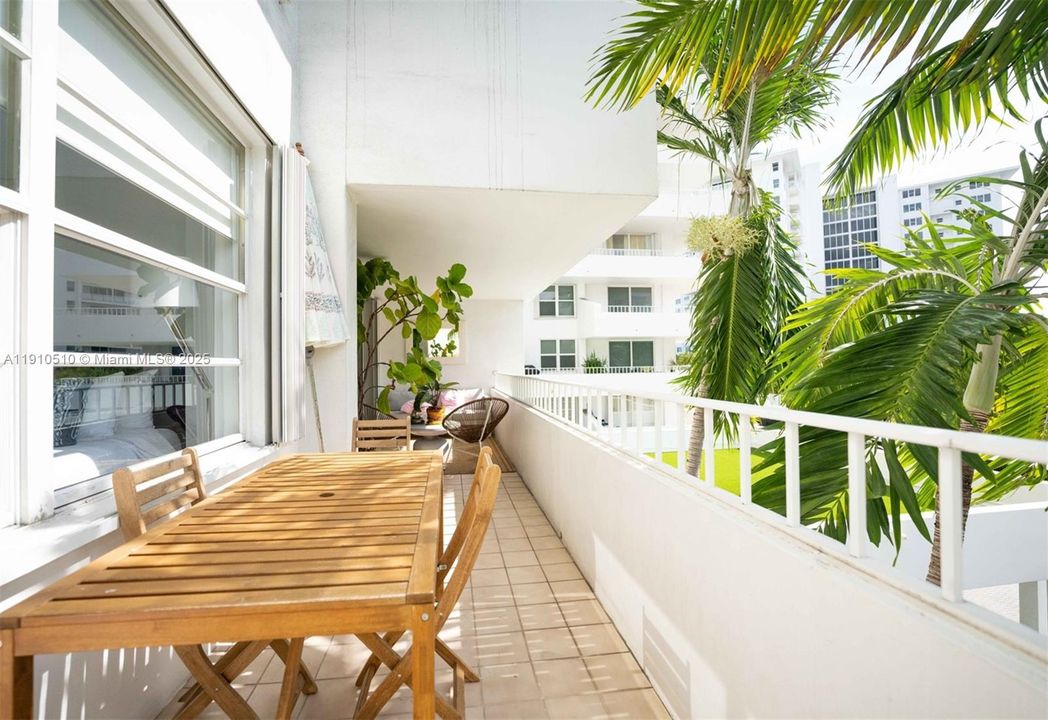 For Sale: $1,140,000 (2 beds, 2 baths, 1260 Square Feet)