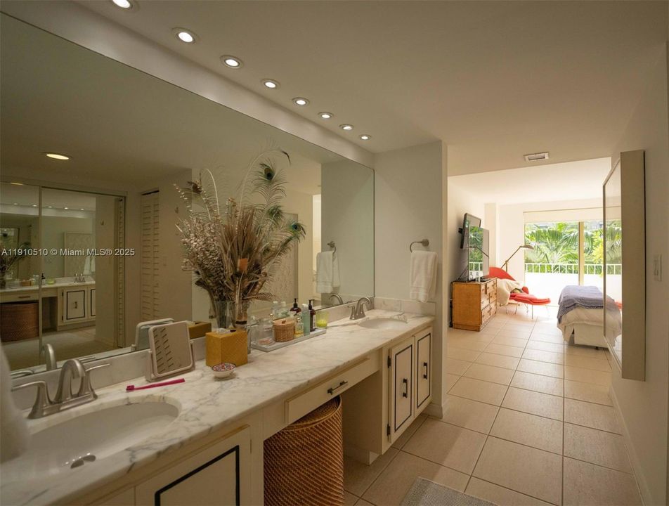 For Sale: $1,140,000 (2 beds, 2 baths, 1260 Square Feet)