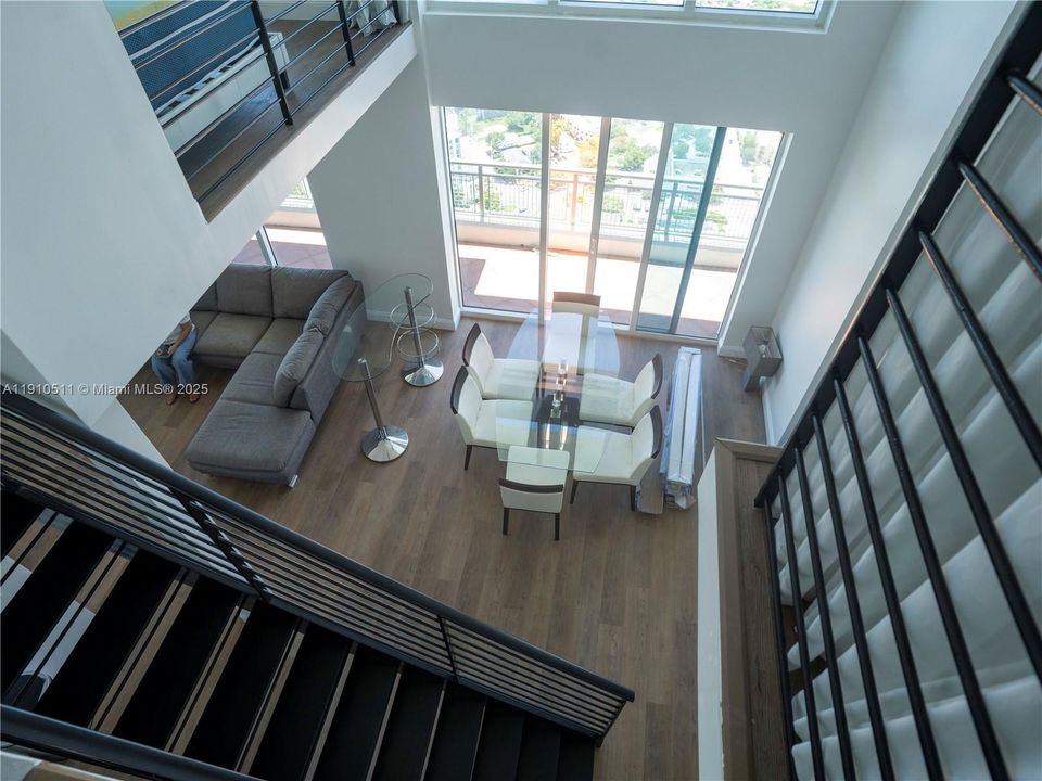 En Venta: $775,000 (2 camas, 3 baños, 1297 Pies cuadrados)