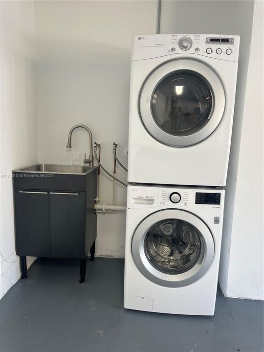 Active With Contract: $4,000 (3 beds, 2 baths, 1420 Square Feet)