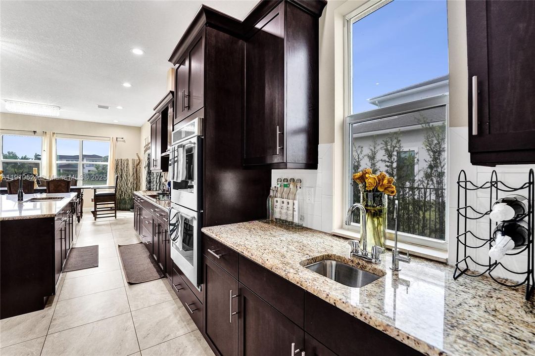 待售: $2,000,000 (5 贝兹, 5 浴室, 4044 平方英尺)