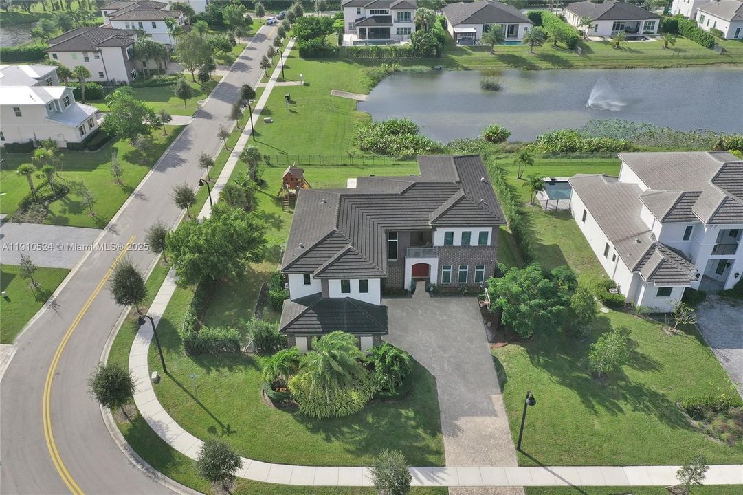 待售: $2,000,000 (5 贝兹, 5 浴室, 4044 平方英尺)